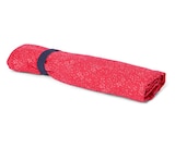 Outdoor-Handtuch, 50 x 100 cm, roter Alloverprint bei Tchibo im Supermarkt im Prospekt "" für 5,99 €