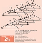 Lot de 10 cintres en plastique avec crochet rotatif dans le catalogue Intermarché Super