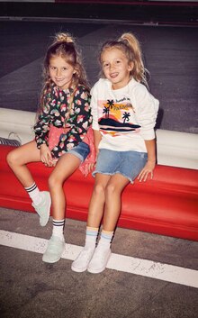 Ernstings family Mönchshof - Mädchen Strickjacke oder Bluse Mädchen Strickjacke oder Bluse Angebot bei Ernstings family Mönchshof im Prospekt NEUE ONLINE-HIGHLIGHTS AM START!