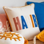 B&M - Coussin habibi 40x40cm : offre du catalogue Promo Coussin habibi 40x40cm à 7,99 € dans le catalogue B&M ""
