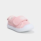 Tennis basses à scratchs semelle souple rose bébé fille dans le catalogue La Halle