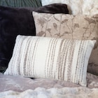 Promo Coussin brosse 30x50cm creme à 7,99 € dans le catalogue B&M ""