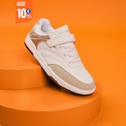 Promo Baskets basses à scratchs blanc fille à 10,00 € dans le catalogue La Halle à Nevers