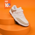 Promo Baskets basses à scratchs blanc fille à 10,00 € dans le catalogue La Halle à Lanester