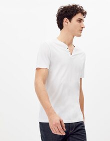 Celio Saint-Marc-Jaumegarde - T-shirt col tunisien 100% coton Promo T-shirt col tunisien 100% coton dans le catalogue Celio "made for cool dads" à Saint-Marc-Jaumegarde