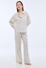 Pyjama imprimé en plumetis de coton BIO GOTS - Monoprix Margaret Pyjama imprimé en plumetis de coton BIO GOTS à 22,99 € dans le catalogue Monoprix Margaret