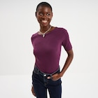 Promo T-shirt col rond manches courtes coton prune femme à 10,99 € dans le catalogue La Halle à Le Grand-Quevilly