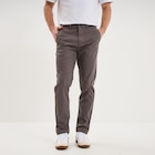 Pantalon chino droit extensible gris foncé homme dans le catalogue La Halle