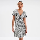 Promo Robe patineuse manches courtes noir femme à 7,99 € dans le catalogue La Halle à Bron