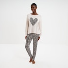 Promo Ensemble pyjama legging et t-shirt sable femme à 25,99 € dans le catalogue La Halle à Coulommiers
