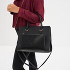 Sac à main avec bandoulière noir femme en promo chez La Halle Vitry-sur-Seine à 29,99 €
