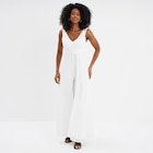 Combinaison pantalon avec voile jupe blanc femme - La Halle à Cannes Combinaison pantalon avec voile jupe blanc femme en promo chez La Halle Cannes à 45,99 €