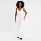 Combinaison pantalon avec voile jupe blanc femme en promo chez La Halle Combinaison pantalon avec voile jupe blanc femme dans le catalogue La Halle