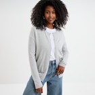 Promo Gilet col rond manches longues gris clair femme à 12,99 € dans le catalogue La Halle à Brignoles