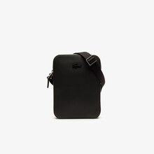 Lacoste Angers - Sacoche verticale zippée Chantaco en cuir souple uni Promo Sacoche verticale zippée Chantaco en cuir souple uni dans le catalogue Lacoste "Toutes les silhouettes" à Angers