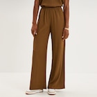 Pantalon effet gaufré fluide beige femme en promo chez La Halle Villeurbanne à 19,99 €