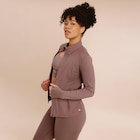 Promo Veste de sport ajustée avec fermeture mauve femme à 29,99 € dans le catalogue La Halle à Saint-Clément-de-Rivière