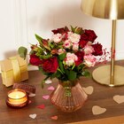 Bouquet en vase et sac cadeau rouge - CARREFOUR - Carrefour Bouquet en vase et sac cadeau rouge - CARREFOUR à 26,99 € dans le catalogue Carrefour