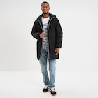 Parka déperlante doublée à capuche noir homme en promo chez La Halle Parka déperlante doublée à capuche noir homme dans le catalogue La Halle