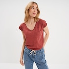 Promo T-shirt col v poche poitrine rouge foncé femme à 7,99 € dans le catalogue La Halle à Lanester