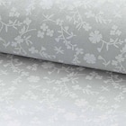 Promo Tissu 100% coton gris motif petite fleur blanche 150 cm à 5,52 € dans le catalogue Décor Discount à Fenouillet