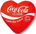 Herzkissen von Coca-Cola für 5,99 € bei Netto mit dem Scottie im Angebot Herzkissen von Coca-Cola im aktuellen Netto mit dem Scottie Prospekt