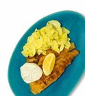 Paniertes Schollenfilet mit Kartoffelsalat und Remouladensauce Angebote bei GLOBUS Rostock für 11,50 €