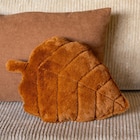 Coussin feuille fourrure marron à B&M dans Enghien-les-Bains Coussin feuille fourrure marron à B&M dans Enghien-les-Bains