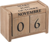 Calendrier Colonial bois - Maxi Bazar Calendrier Colonial bois à 3,99 € dans le catalogue Maxi Bazar