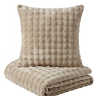 Lot plaid + coussin - TEX HOME - Carrefour à Strasbourg Lot plaid + coussin - TEX HOME en promo chez Carrefour Strasbourg à 14,99 €