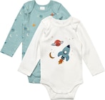 Bodys Langarm mit Weltall-Muster, blau + weiß, Gr. 98/104 bei dm-drogerie markt im Pforzheim Prospekt für 9,90 €
