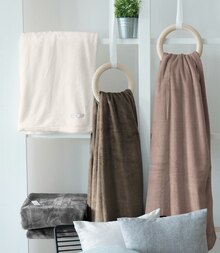 Plaid Mellows bei Zurbrüggen in Recklinghausen Plaid Mellows im Angebot bei Zurbrüggen Recklinghausen für 19,99 €