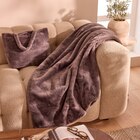 PLAID + SAC FAUSSE FOURRURE ACTUEL - ACTUEL en promo chez Auchan Hypermarché Aix-en-Provence à 14,99 €