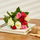 Bouquet de 9 roses arlequin en promo chez Carrefour Villeneuve-d'Ascq à 5,99 €