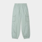 Promo Pantalon parachute battle poches côtés vert pastel fille à 7,00 € dans le catalogue La Halle à Bron