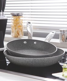 Pfannen-Set „Portofino Granitium“ bei XXXLutz Möbelhäuser in Hürth Pfannen-Set „Portofino Granitium“ im Angebot bei XXXLutz Möbelhäuser Hürth für 69,99 €