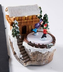 Réveillon De Noël dans le catalogue Supermarchés Match Village de noël personnages en mouvement à 8,99 € en promo chez Supermarchés Match
