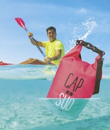 Géant Casino Deauville - Sac de protection flottant 10 l (a) Promo Sac de protection flottant 10 l (a) dans le catalogue Géant Casino "Le salon du bagage" à Deauville