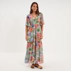 La Halle Fleurance - Promo Robe longue bas volants col en V multicolore femme Promo Robe longue bas volants col en V multicolore femme à 35,99 € dans le catalogue La Halle à Fleurance