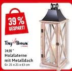 Holzlaterne mit Metalldach im Angebot bei Kaufhaus Stolz in Neumünster Holzlaterne mit Metalldach Angebote von Tony Brown bei Kaufhaus Stolz Neumünster für 15,00 €