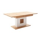 Soft white lackiert ca. 180(230)x100 cm, Höhe ca. 77 cm. Der Esstisch Matadi ist ein elegantes und funktionaler Tisch, der sowohl durch seine hochwertige Verarbeitung als auch durch sein ansprechendes Design überzeugt. Die Tischplatte ist mit Ast-/Balkeneiche furniert, was bedeutet, dass eine dünne Schicht des hochwertigen Holzes auf eine stabiles Trägermaterialien aufgebracht wurde. Diese Bauweise sorgt für eine beeindruckende Optik mit den charakteristischen Maserungen und Farbnuancen, die das Erscheinungsbild der Eiche ausmachen. Die Tischplatte ist im Farbton Kristalleiche geölt, was nicht nur die natürliche Schönheit des Holzes unterstreicht, sondern auch den Schutz des Materials verbessert und ihm eine angenehme Haptik verleiht. Die glatte, geölte Oberfläche macht den Tisch zudem pflegeleicht. Die Säule des Tisches ist in einem stilvollen Soft White lackiert, was dem Gesamtbild eine moderne und frische Note verleiht. Die Säule bietet nicht nur stabilen Halt, sondern ergänzt das Design des Tisches harmonisch. Produkteigenschaften: Tischplatte: Ast/Balkeneiche furniert in Wildeiche geölt Gestell: Säule soft white lackiert Absetzung: Ast/Balkeneiche massiv in Wildeiche geölt Bodenplatte: Eiche furniert in Wildeiche geölt ausziehbar mit Synchronauszug 1 innenliegende Einlegeplatte à 50 cm Weitere Kombinationen, Bezugs- sowie Ausstattungsvarianten sind im Einrichtungshaus wählbar. Unsere MitarbeiterInnen beraten Sie gerne vor Ort. für 1.199,00 € bei Möbel Martin im Angebot Soft white lackiert ca. 180(230)x100 cm, Höhe ca. 77 cm. Der Esstisch Matadi ist ein elegantes und funktionaler Tisch, der sowohl durch seine hochwertige Verarbeitung als auch durch sein ansprechendes Design überzeugt. Die Tischplatte ist mit Ast-/Balkeneiche furniert, was bedeutet, dass eine dünne Schicht des hochwertigen Holzes auf eine stabiles Trägermaterialien aufgebracht wurde. Diese Bauweise sorgt für eine beeindruckende Optik mit den charakteristischen Maserungen und Farbnuancen, die das Erscheinungsbild der Eiche ausmachen. Die Tischplatte ist im Farbton Kristalleiche geölt, was nicht nur die natürliche Schönheit des Holzes unterstreicht, sondern auch den Schutz des Materials verbessert und ihm eine angenehme Haptik verleiht. Die glatte, geölte Oberfläche macht den Tisch zudem pflegeleicht. Die Säule des Tisches ist in einem stilvollen Soft White lackiert, was dem Gesamtbild eine moderne und frische Note verleiht. Die Säule bietet nicht nur stabilen Halt, sondern ergänzt das Design des Tisches harmonisch. Produkteigenschaften: Tischplatte: Ast/Balkeneiche furniert in Wildeiche geölt Gestell: Säule soft white lackiert Absetzung: Ast/Balkeneiche massiv in Wildeiche geölt Bodenplatte: Eiche furniert in Wildeiche geölt ausziehbar mit Synchronauszug 1 innenliegende Einlegeplatte à 50 cm Weitere Kombinationen, Bezugs- sowie Ausstattungsvarianten sind im Einrichtungshaus wählbar. Unsere MitarbeiterInnen beraten Sie gerne vor Ort. im aktuellen Möbel Martin Prospekt