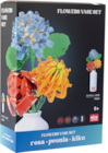 3 fleurs dans un vase à constuire en promo chez La Grande Récré Angers à 24,99 €