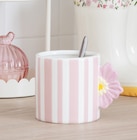 Mug rayures roses et anse fleur - B&M Mug rayures roses et anse fleur à 2,98 € dans le catalogue B&M