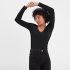 Promo T-shirt manches longues col en V coton noir femme à 8,99 € dans le catalogue La Halle à Terville