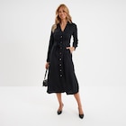 Robe chemise longue ceinturée noir femme en promo chez La Halle Robe chemise longue ceinturée noir femme dans le catalogue La Halle