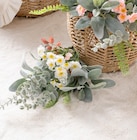 Bouquet de fleurs artificielles en promo chez B&M Grenoble à 4,99 €