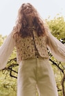 Veste sans manches à motifs fleuris - Monoprix Margaret Veste sans manches à motifs fleuris à 22,99 € dans le catalogue Monoprix Margaret