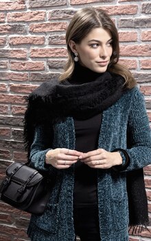 Echarpe franges pompon + Sac cartable - Géant Casino à Saint-Maur-des-Fossés Echarpe franges pompon + Sac cartable en promo chez Géant Casino Saint-Maur-des-Fossés à 8,00 €