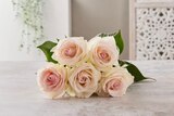 Bouquet de 5 roses en promo chez Carrefour Bouquet de 5 roses dans le catalogue Carrefour