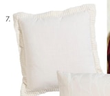 Coussin avec bordure - Maisons du Monde Coussin avec bordure à 14,99 € dans le catalogue Maisons du Monde